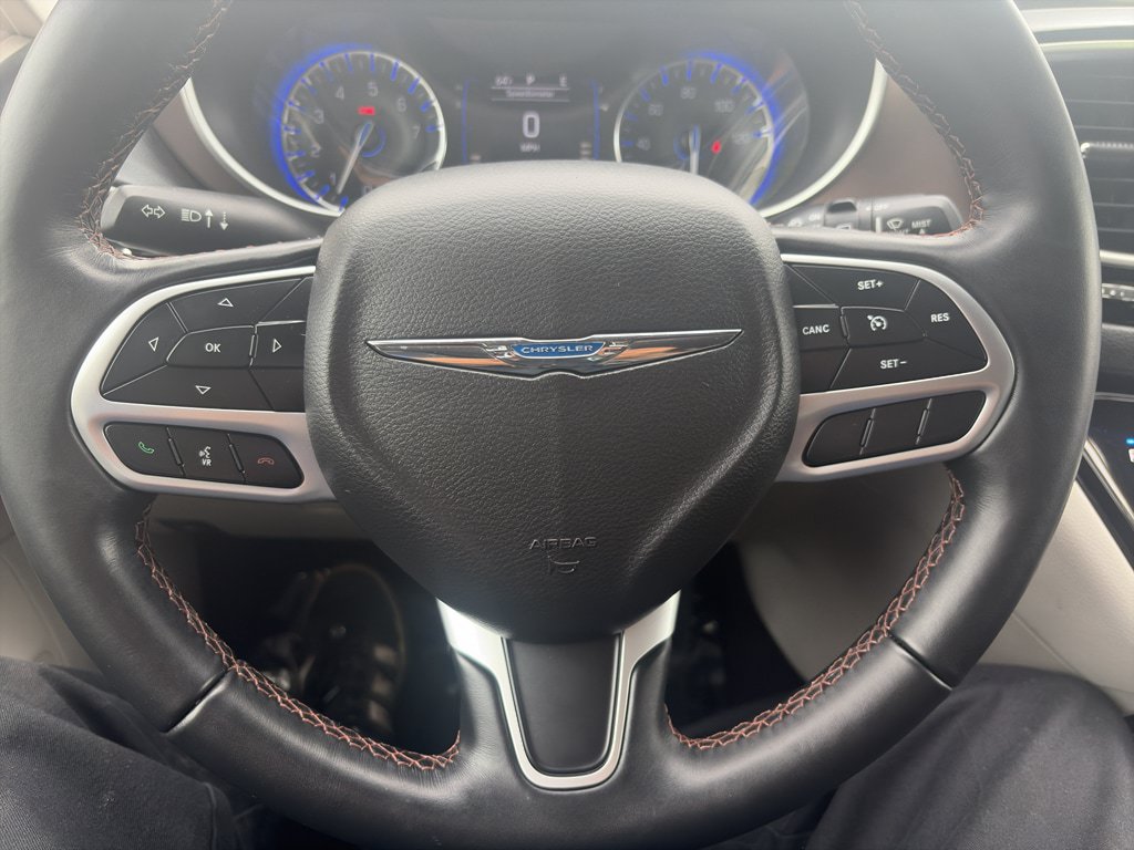 Used 2018 Chrysler Pacifica Touring-L FWD image 9