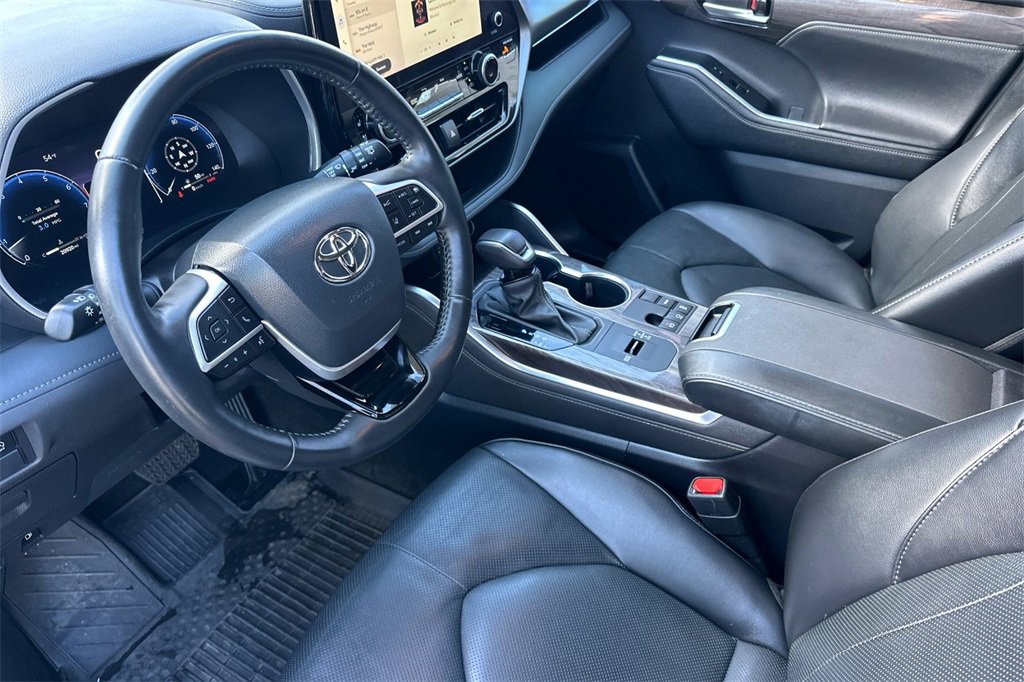 Used 2023 Toyota Highlander Limited image 12