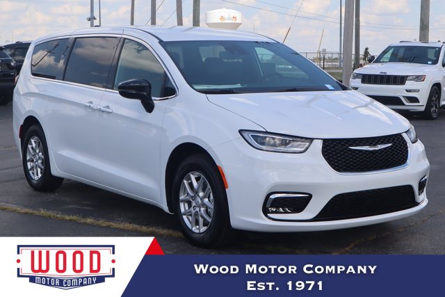 New 2026 Chrysler Pacifica Select