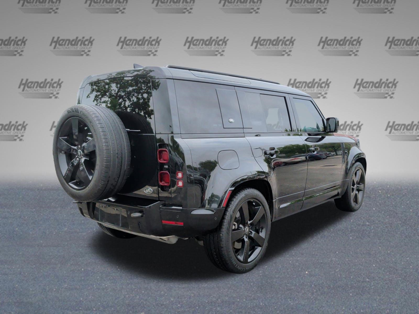Used 2023 Land Rover Defender 110 X-Dynamic SE image 7