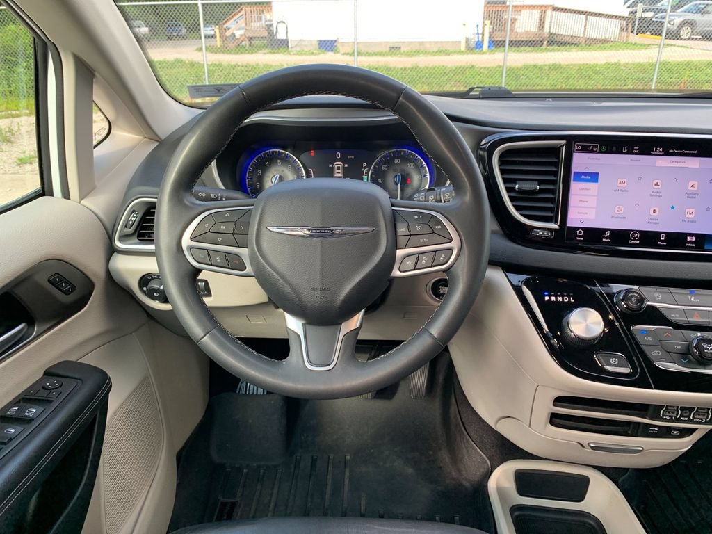 Used 2022 Chrysler Pacifica Touring-L FWD image 17