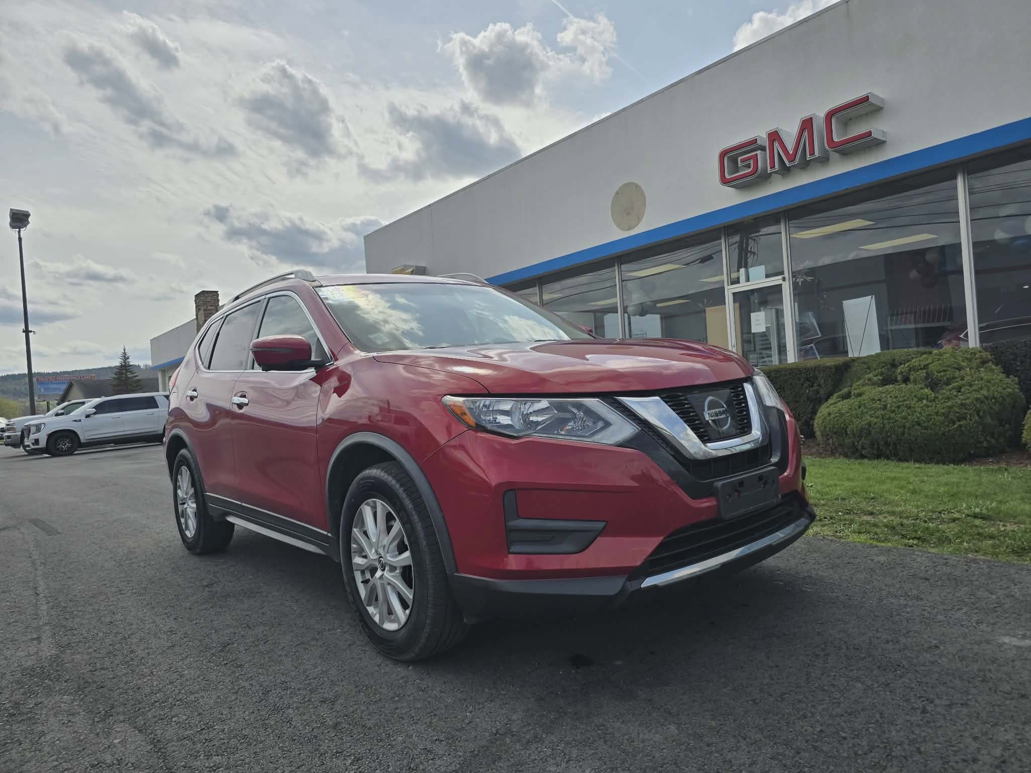 Used 2017 Nissan Rogue SV w/ Sun & Sound Touring Package image 1