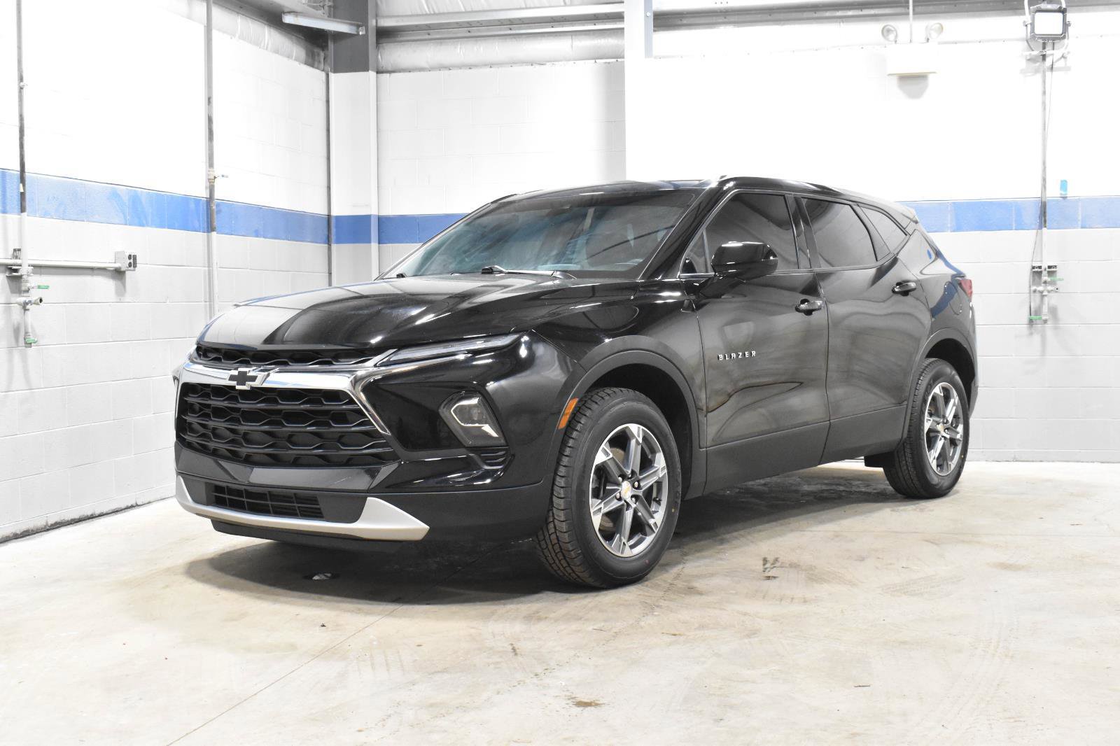 Used 2023 Chevrolet Blazer LT image 2