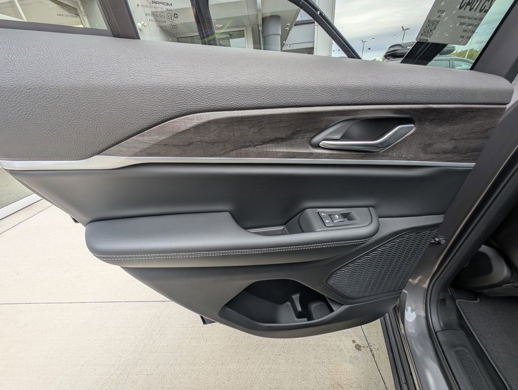 New 2025 Jeep Grand Cherokee Limited w/ Black Appearance Package image 39