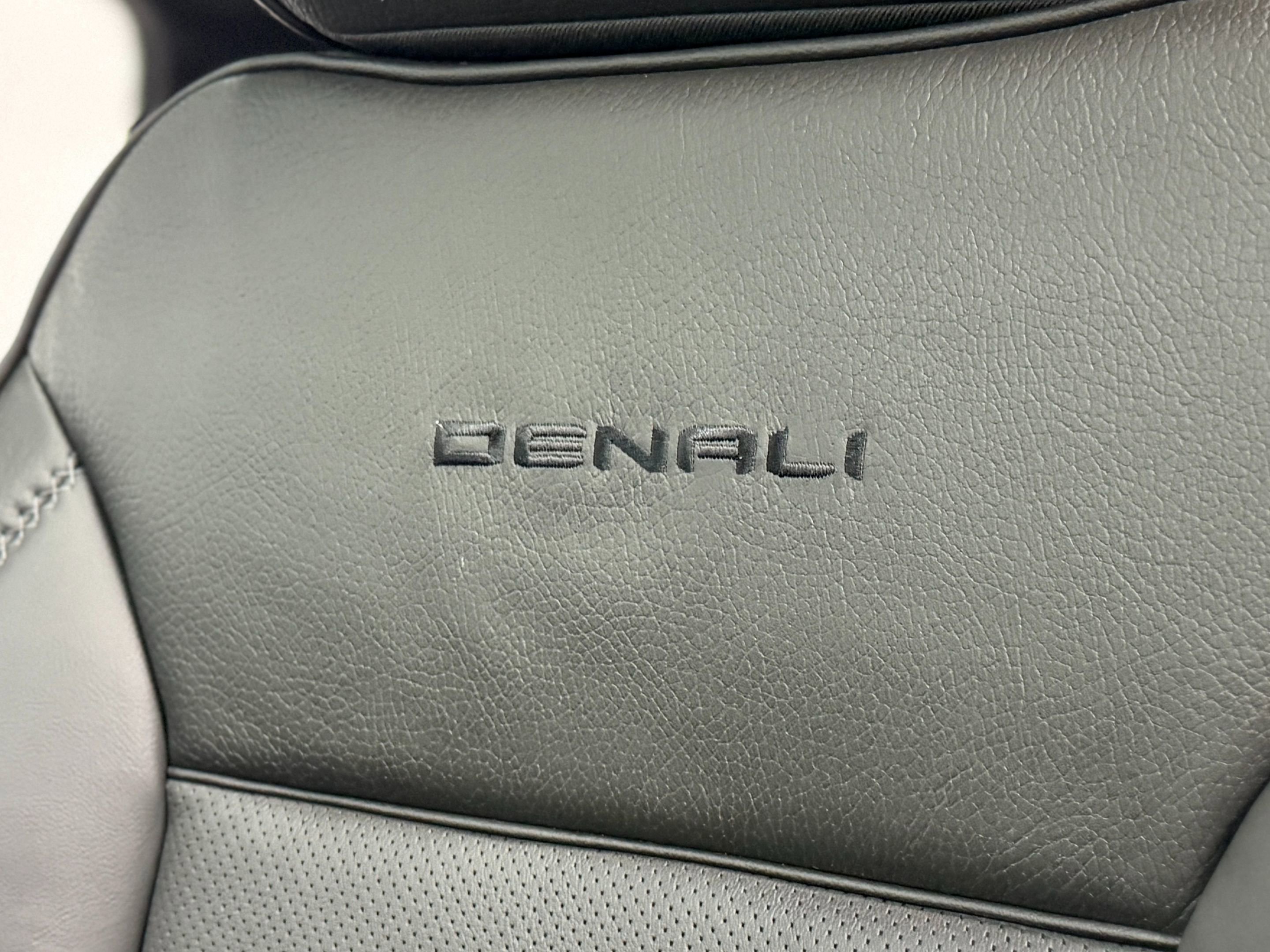 Used 2024 GMC Yukon Denali w/ Advanced Technology Package AWD/4WD image 19