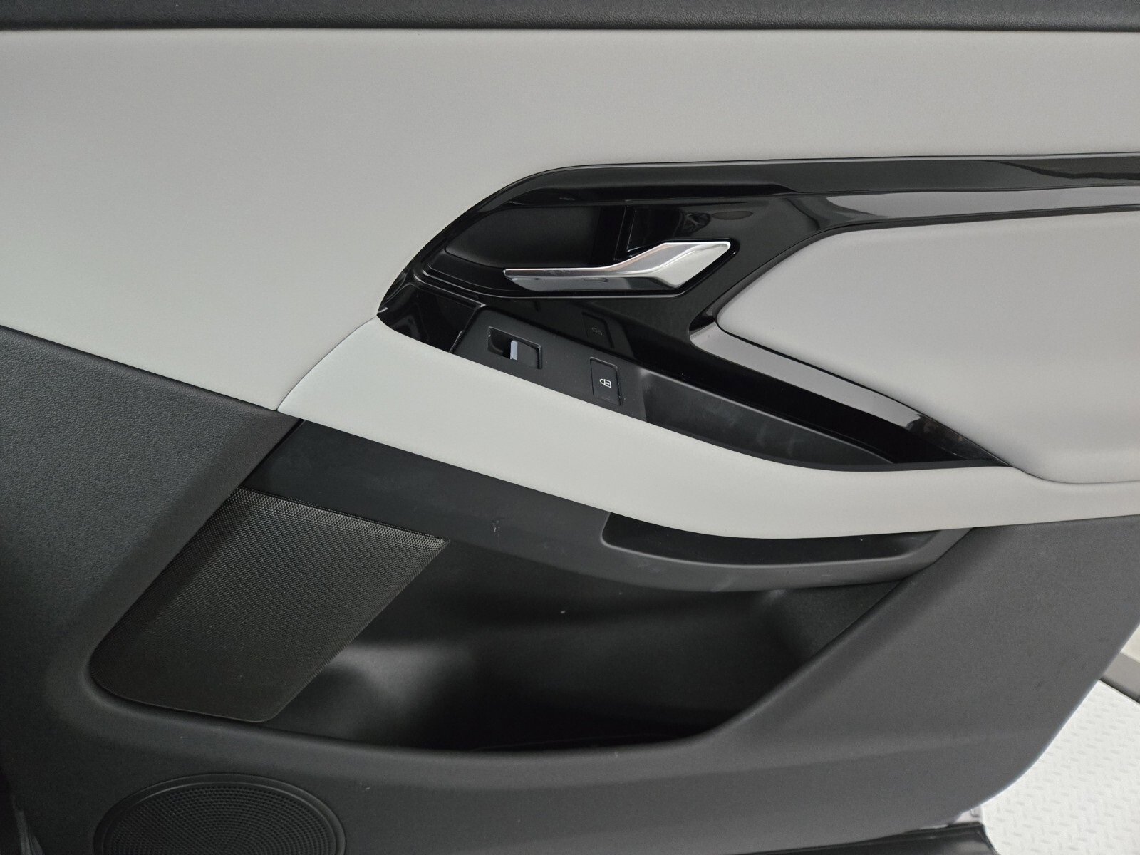 Used 2024 Land Rover Range Rover Evoque Dynamic SE image 17