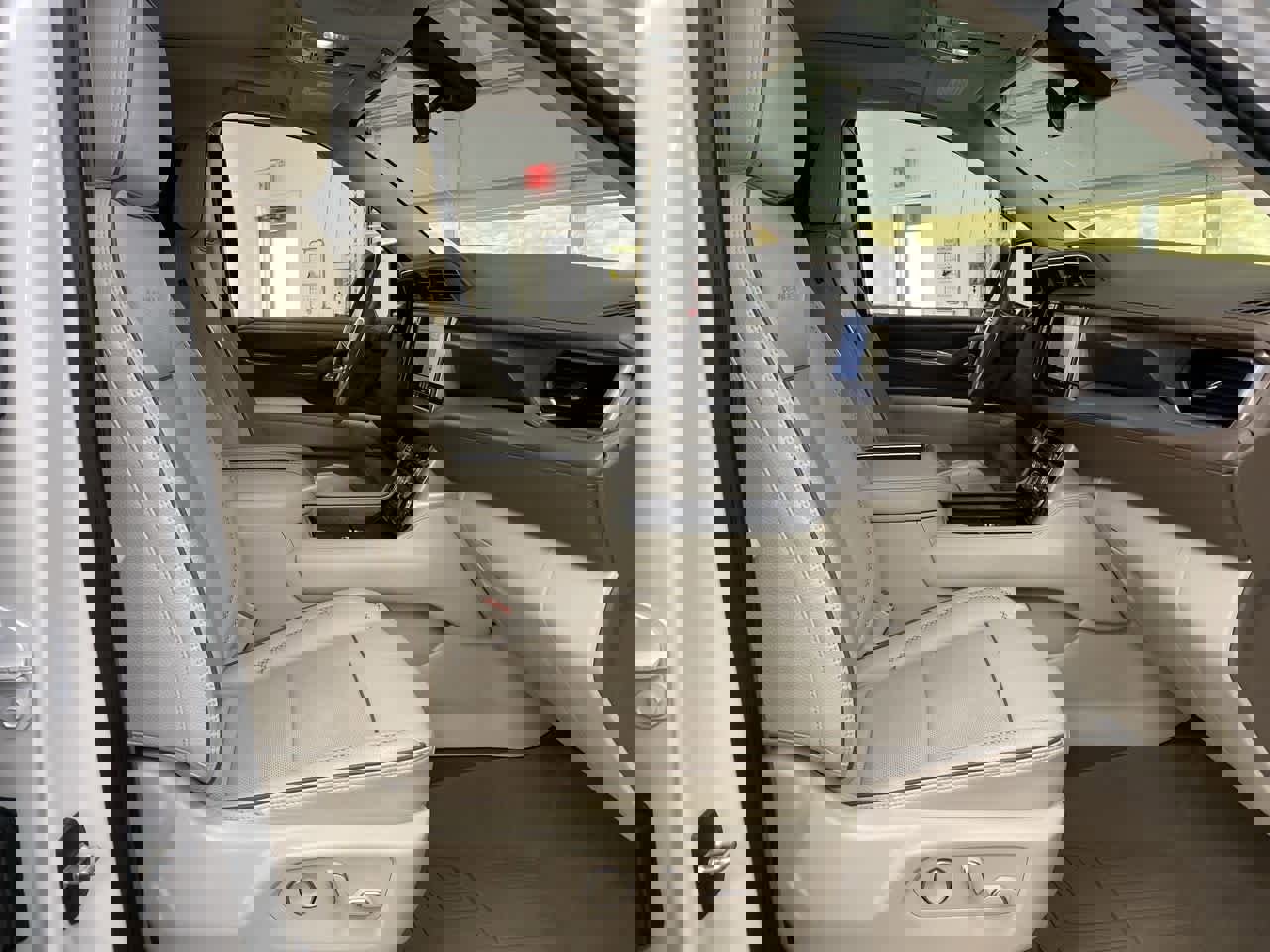 Used 2021 GMC Yukon Denali w/ Denali Premium Package image 18