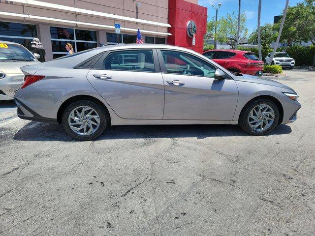 Used 2024 Hyundai Elantra Blue FWD image 8