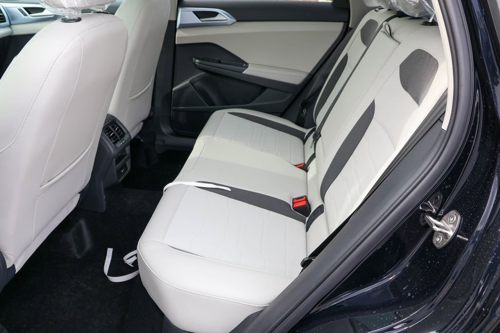 Used 2025 Volkswagen Taos SE image 29