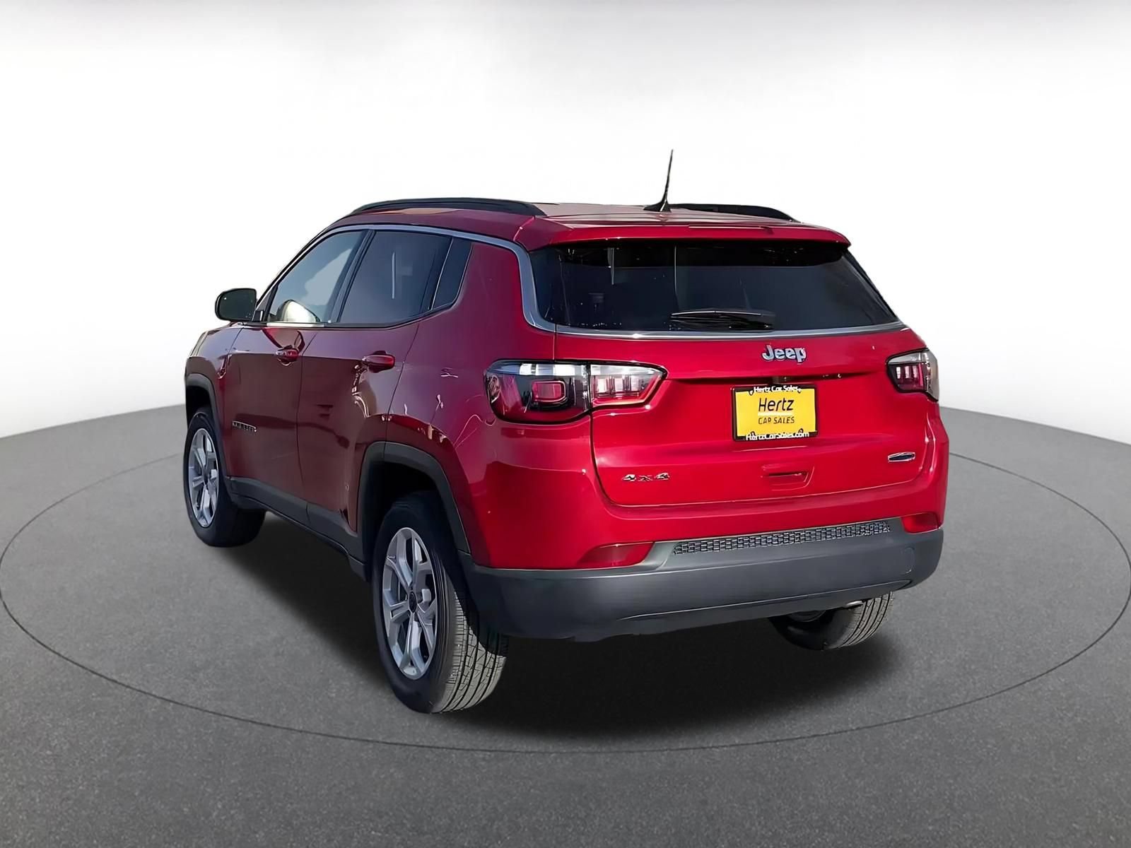 Used 2025 Jeep Compass Latitude AWD/4WD image 11