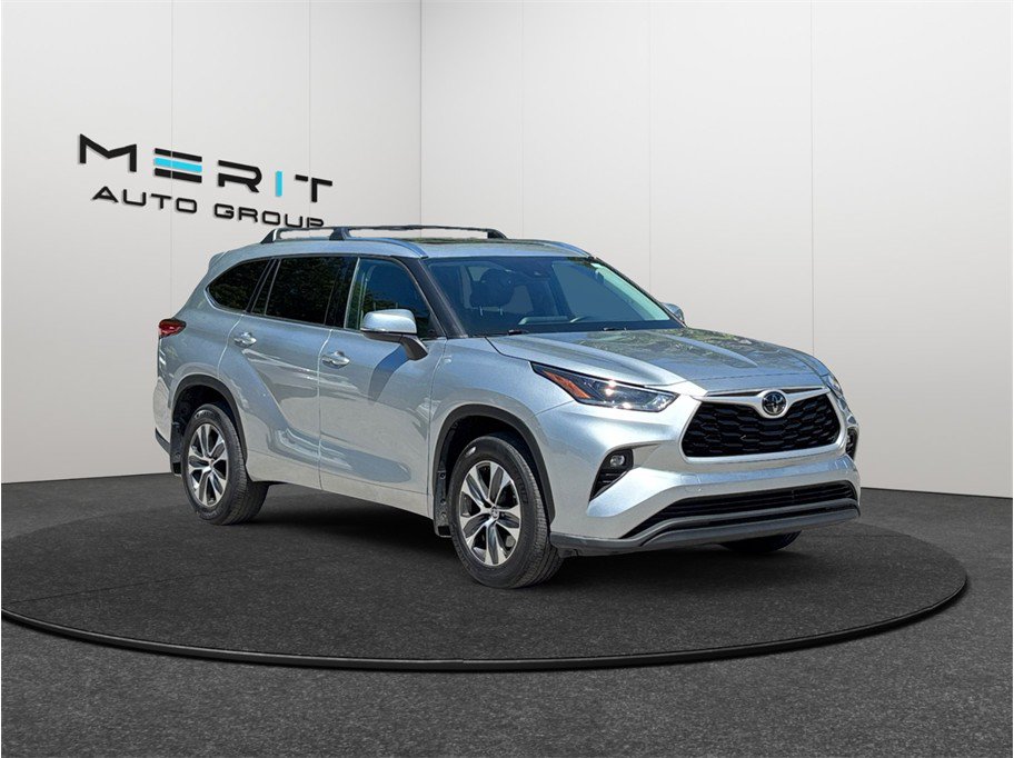 Used 2021 Toyota Highlander XLE AWD/4WD video 1