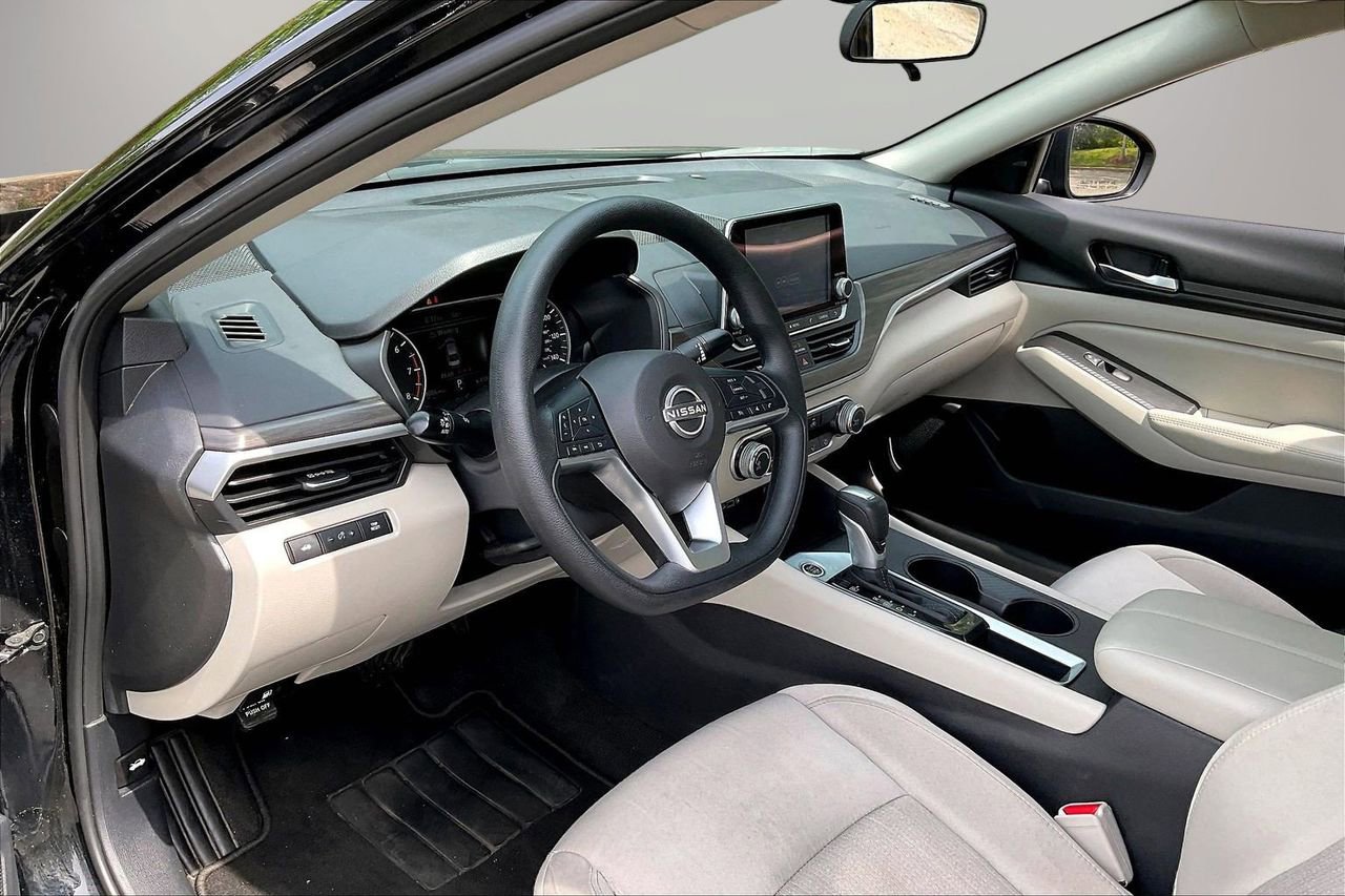Used 2025 Nissan Altima 2.5 SV FWD image 18