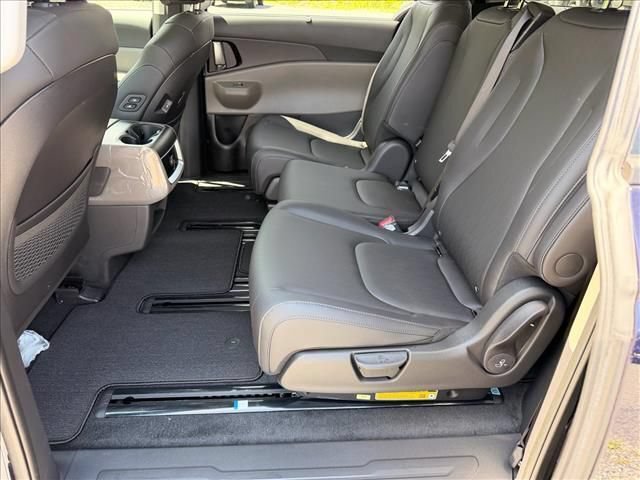 New 2026 Kia Carnival EX FWD image 10