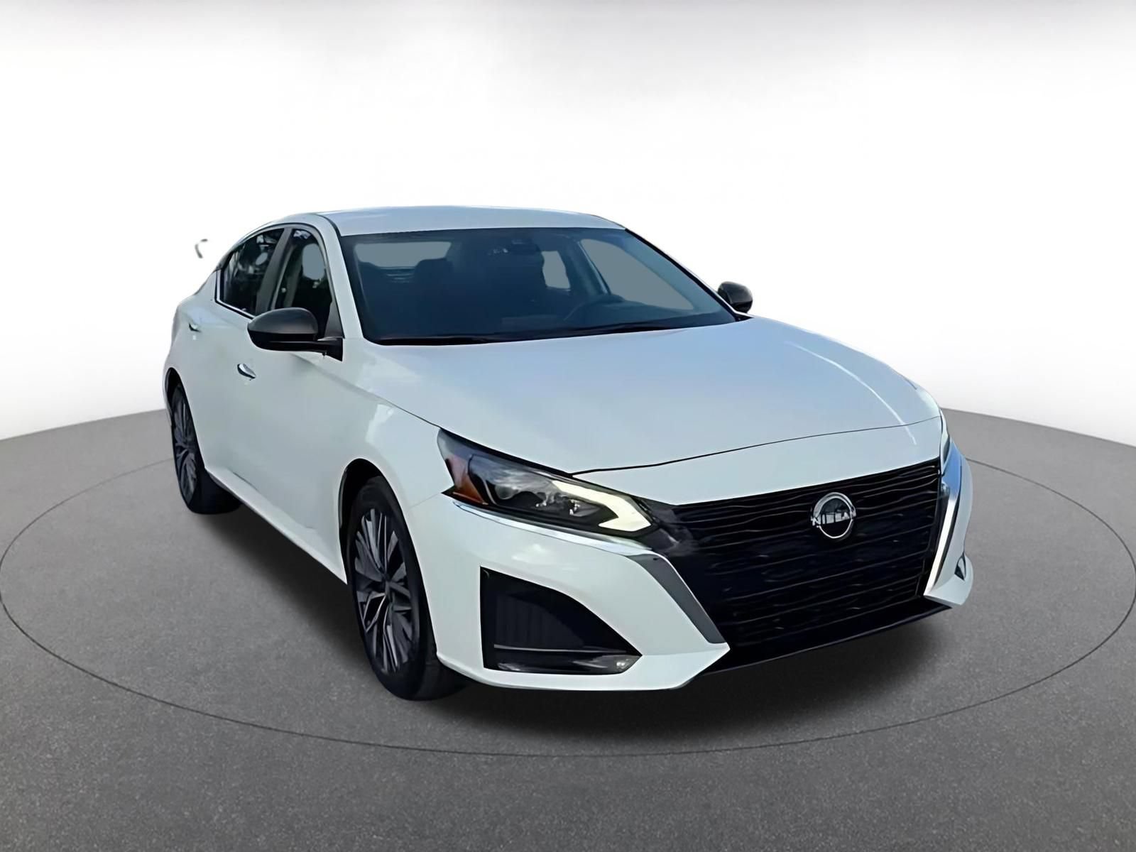 Used 2025 Nissan Altima 2.5 SV FWD image 3