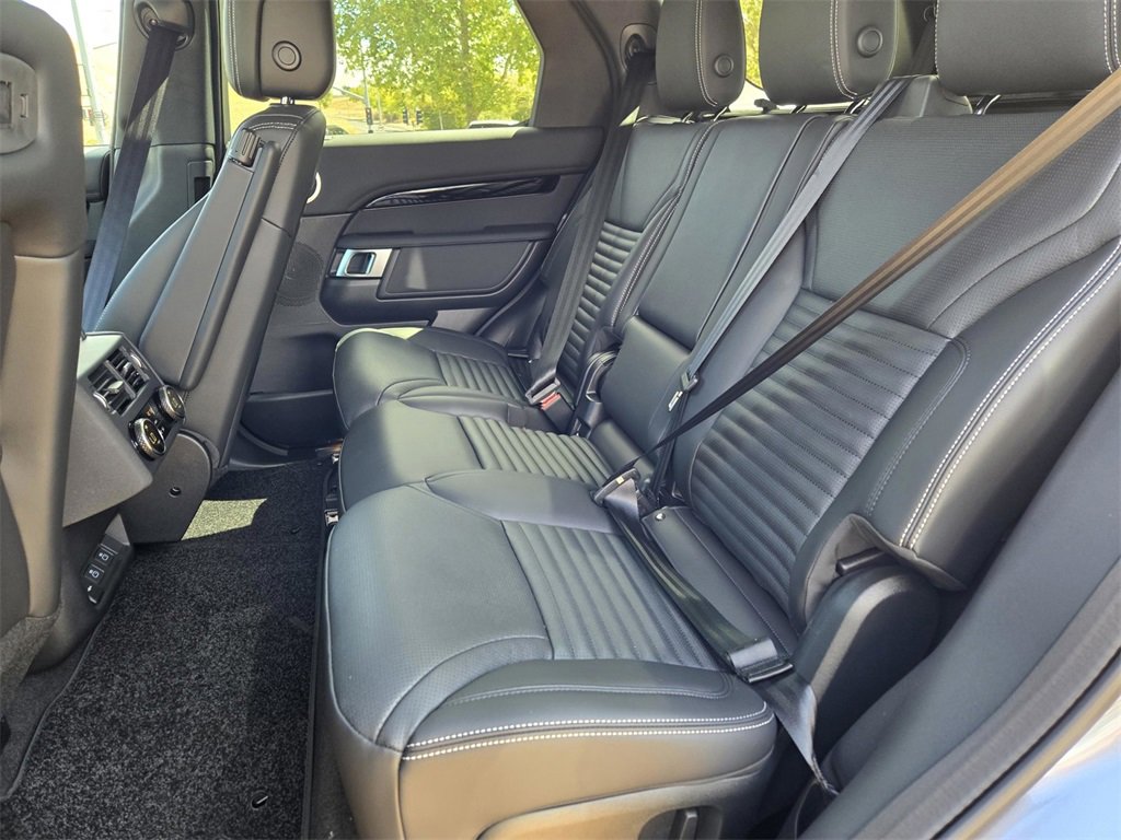 New 2025 Land Rover Discovery S image 7