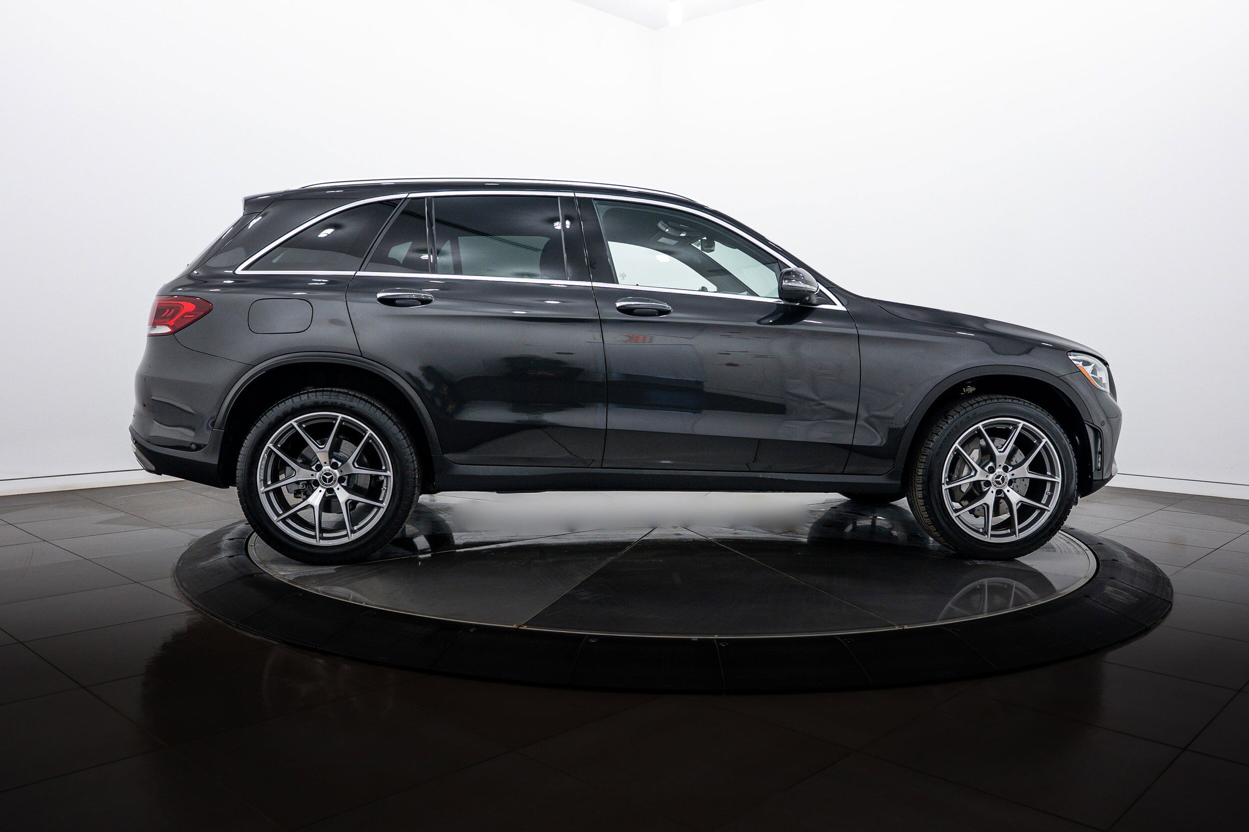 Used 2022 Mercedes-Benz GLC 300 4MATIC image 3