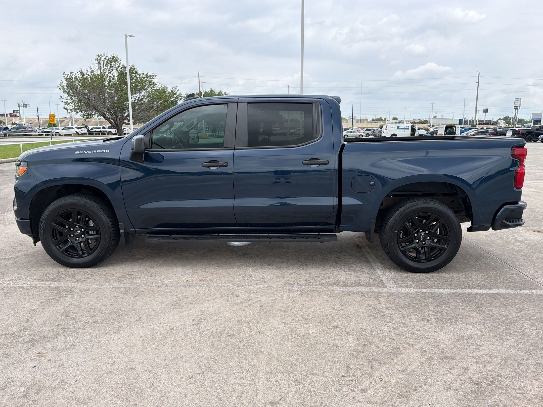 Used 2023 Chevrolet Silverado 1500 Custom RWD image 2