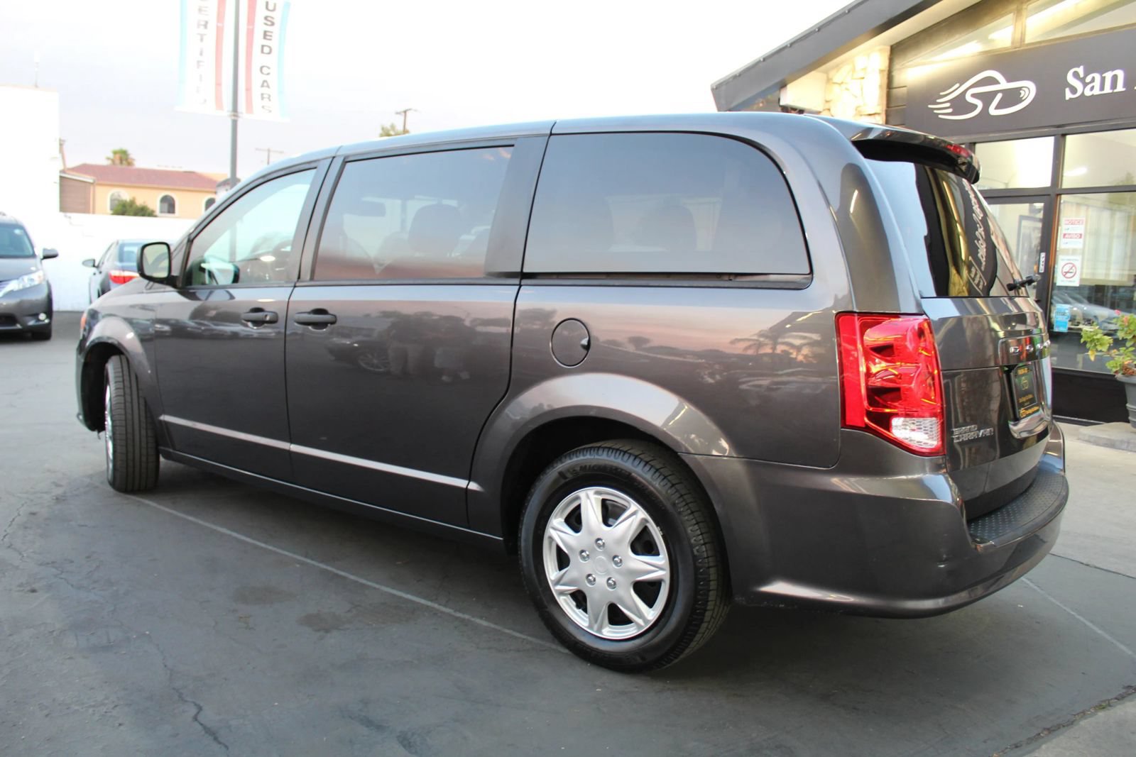 Used 2019 Dodge Grand Caravan SE FWD image 3