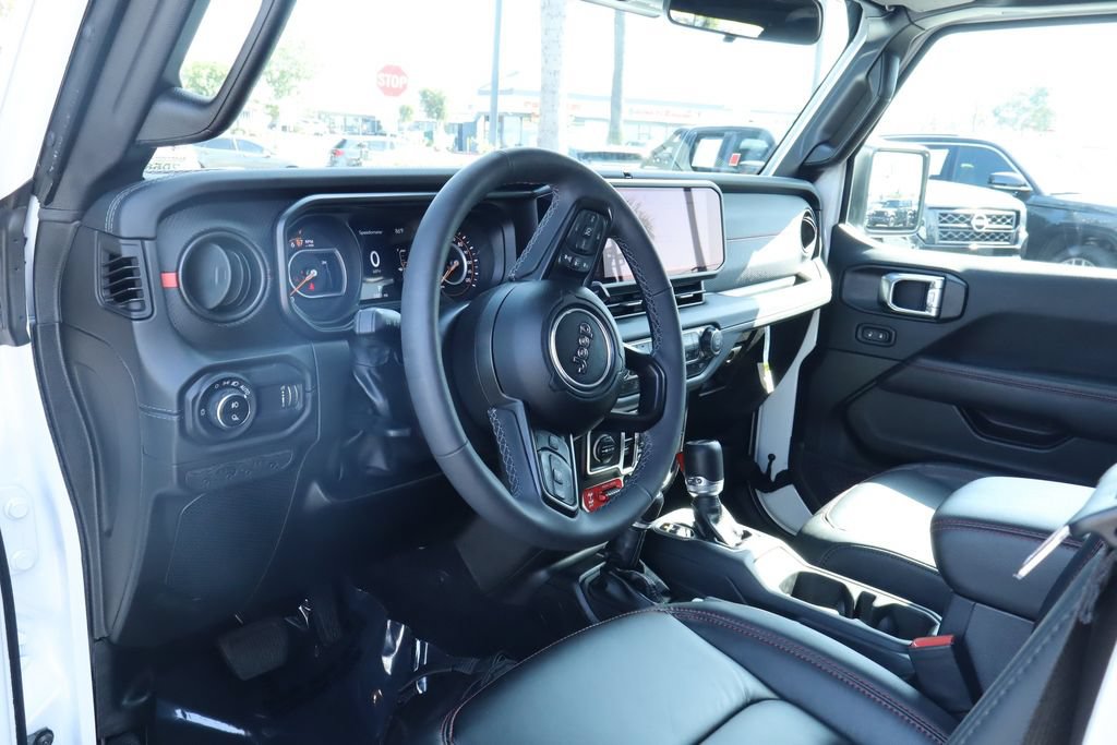 Used 2025 Jeep Gladiator Rubicon w/ Convenience Group AWD/4WD image 17