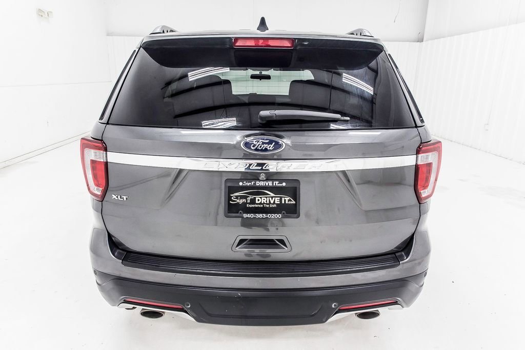 Used 2018 Ford Explorer XLT image 5