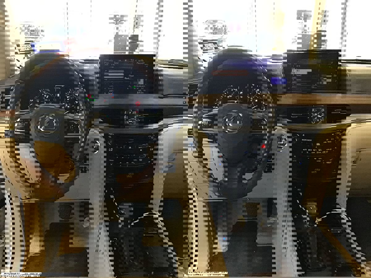 Used 2021 Lexus LX 570 4WD w/ Luxury Package image 10