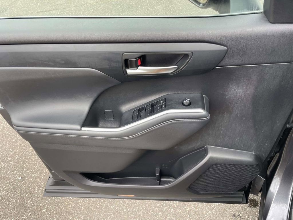 Certified 2022 Toyota Highlander XLE image 16