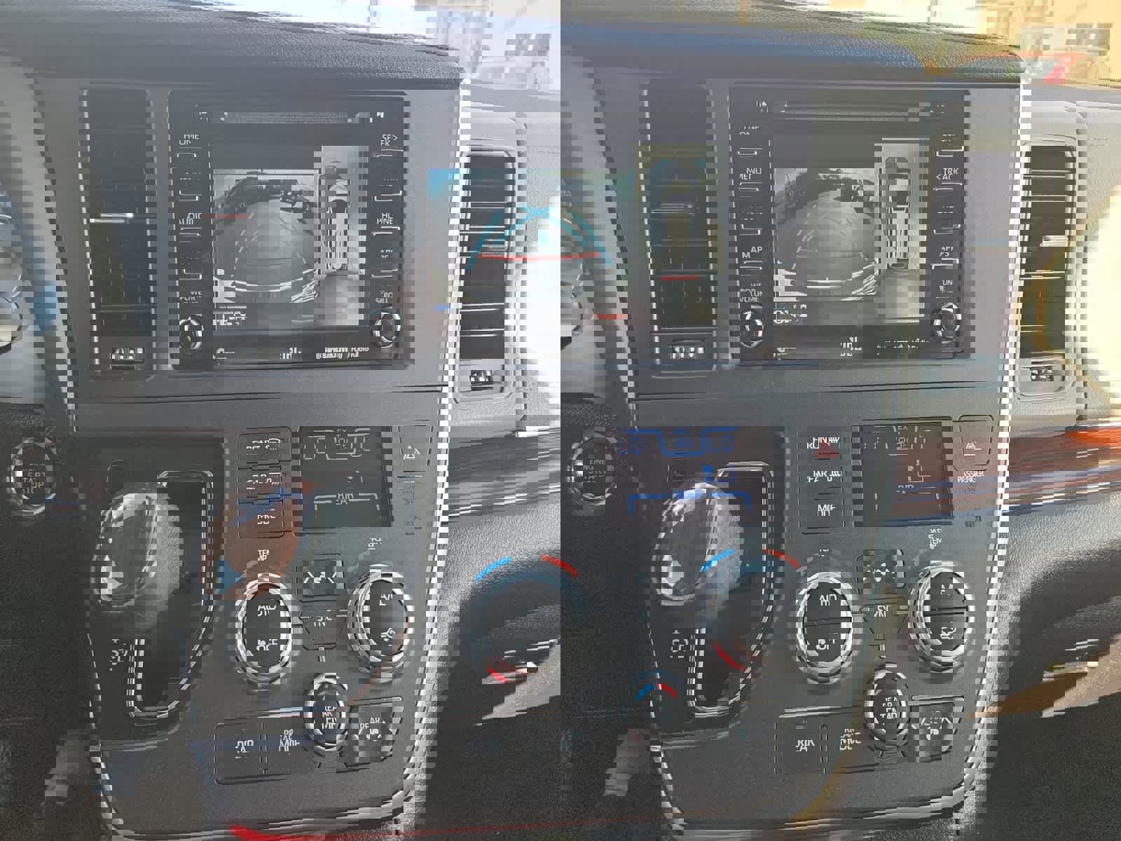 Used 2018 Toyota Sienna Limited Premium image 18