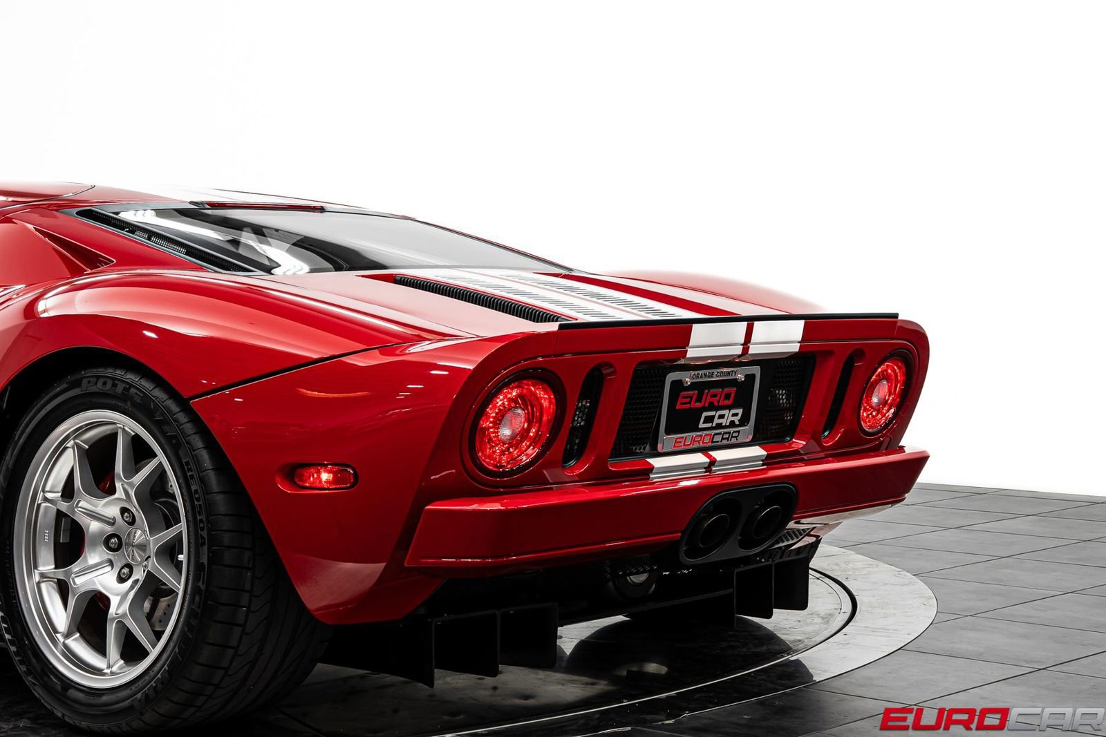 Used 2005 Ford GT RWD image 16