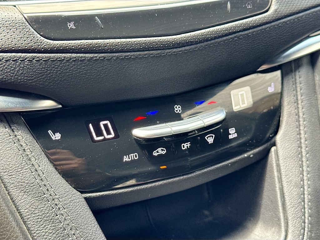 Used 2025 Cadillac XT6 Luxury AWD/4WD image 16
