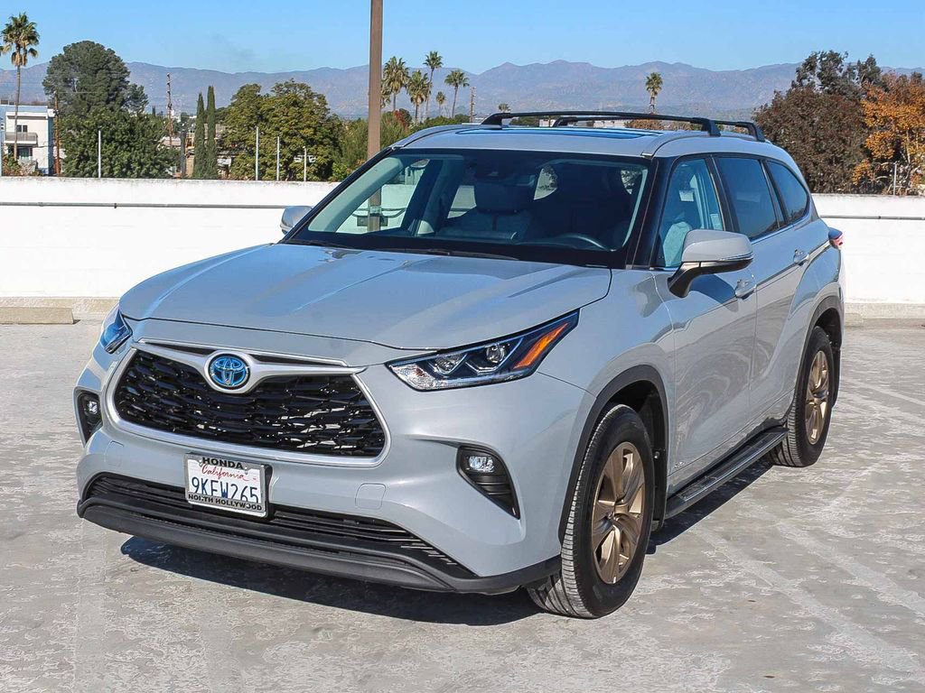 Used 2023 Toyota Highlander Bronze Edition image 3