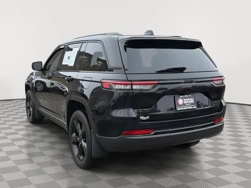 Used 2023 Jeep Grand Cherokee Altitude AWD/4WD image 5