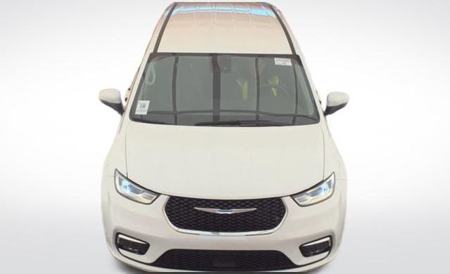 Used 2023 Chrysler Pacifica Touring-L image 2