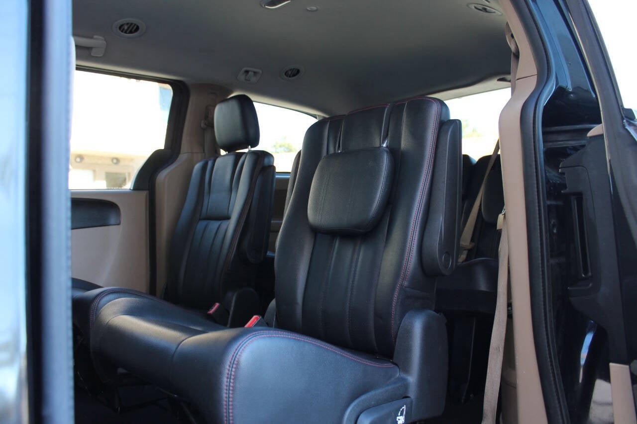 Used 2016 Dodge Grand Caravan SXT FWD image 22