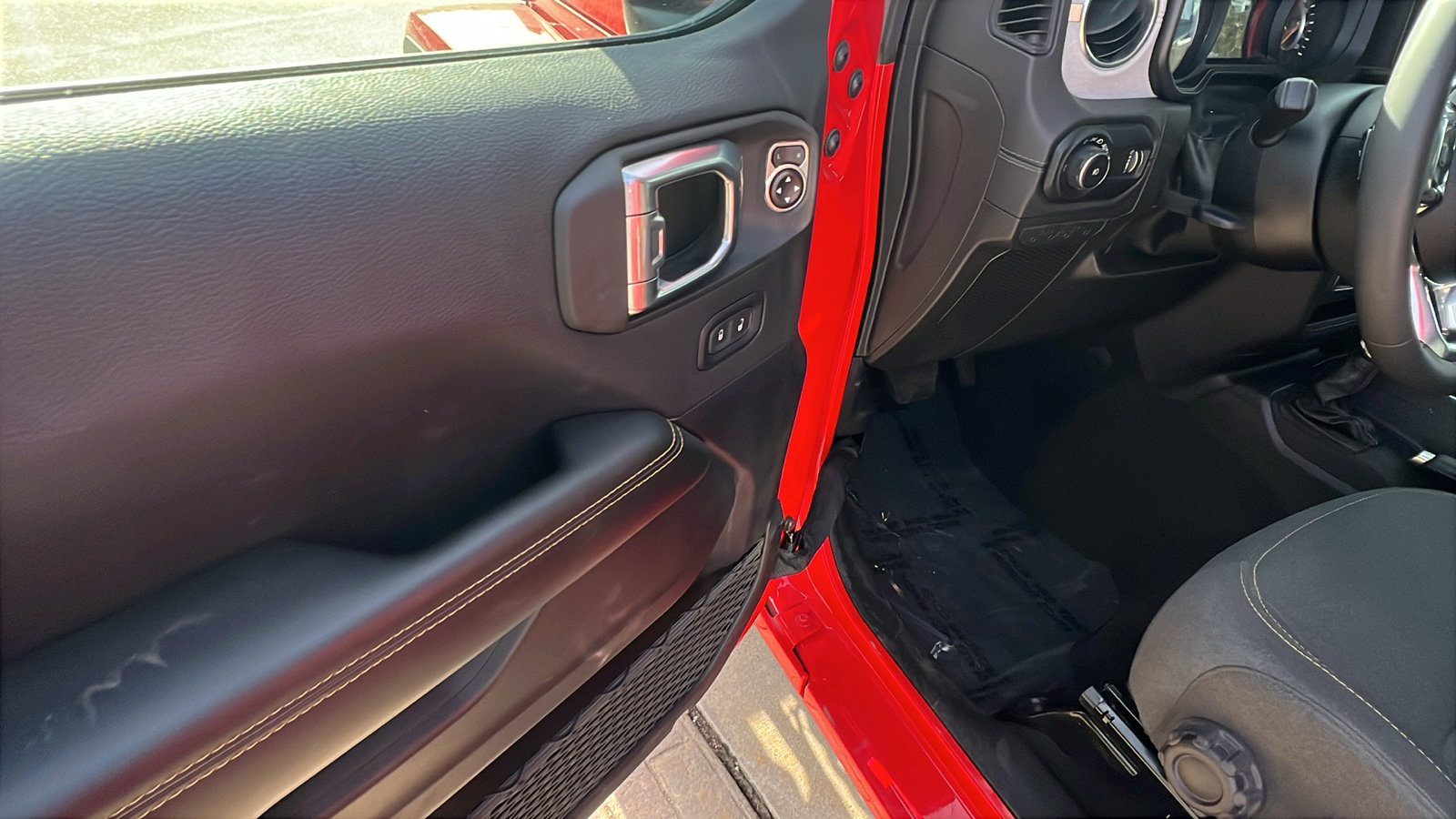 Used 2025 Jeep Wrangler Sahara image 15