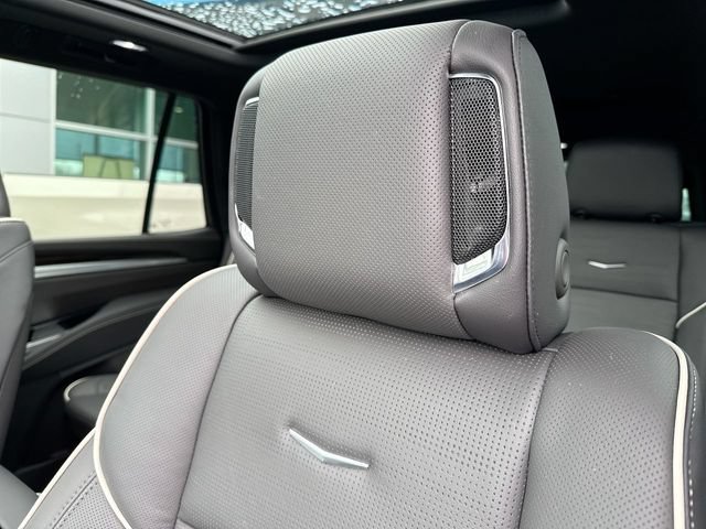 Used 2025 Cadillac Escalade Premium Luxury AWD/4WD image 17