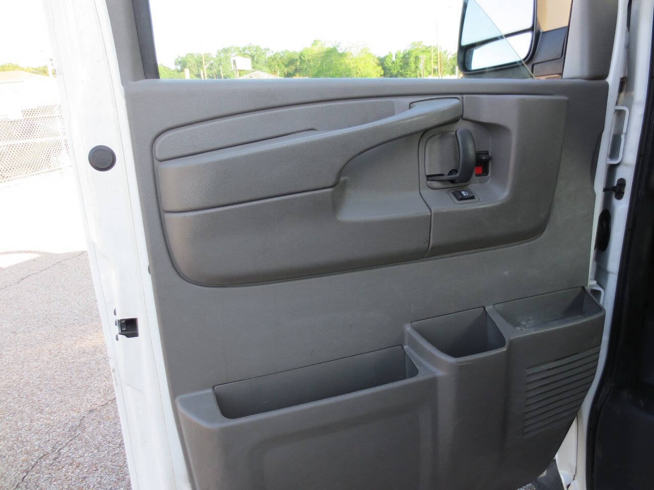 Used 2015 Chevrolet Express 2500 RWD image 15