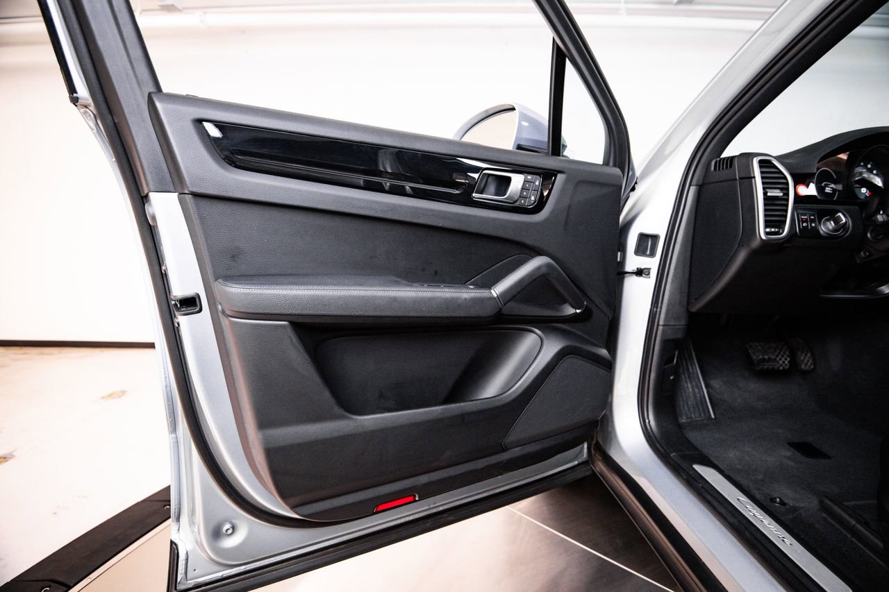 Certified 2023 Porsche Cayenne AWD/4WD image 22