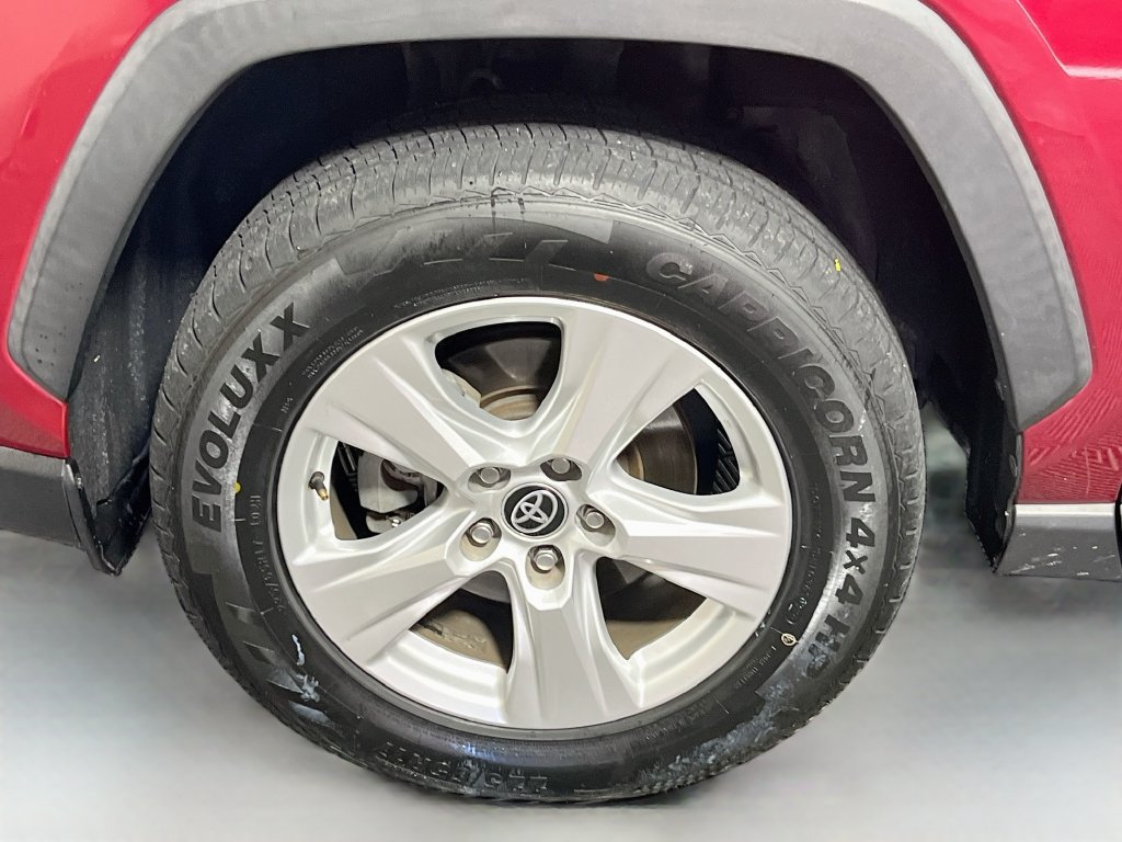 Used 2021 Toyota RAV4 XLE w/ Convenience Package FWD image 11