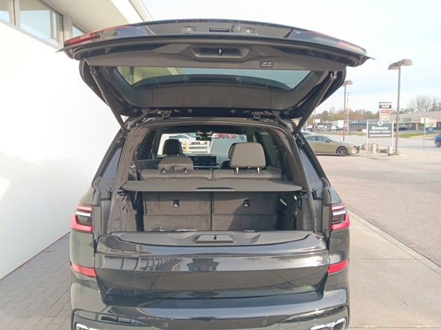 Used 2025 BMW X7 M60i image 8