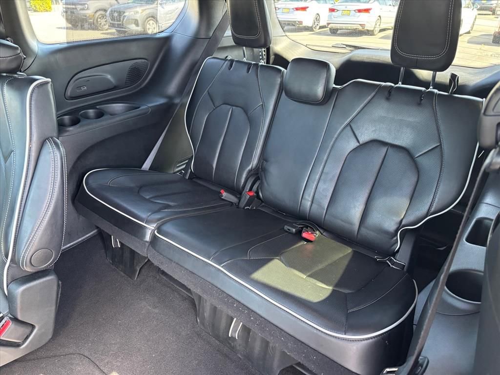 Used 2025 Chrysler Pacifica Limited image 14