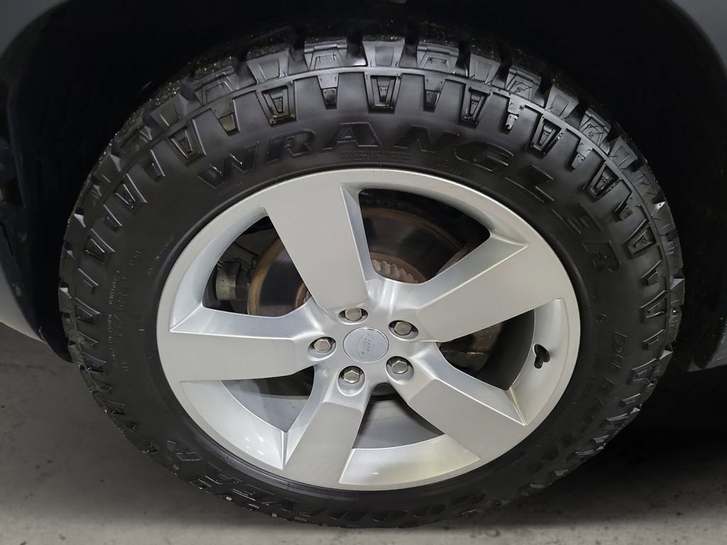 Used 2025 Land Rover Defender 110 S image 9