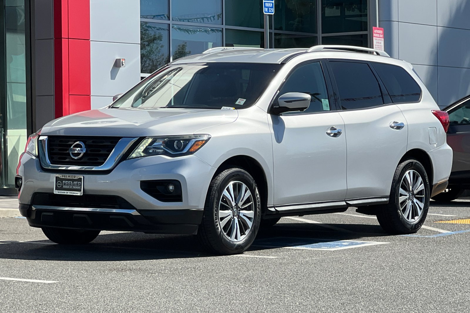 Used 2017 Nissan Pathfinder SL FWD image 8