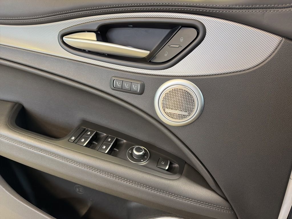 Used 2023 Alfa Romeo Stelvio Veloce image 31