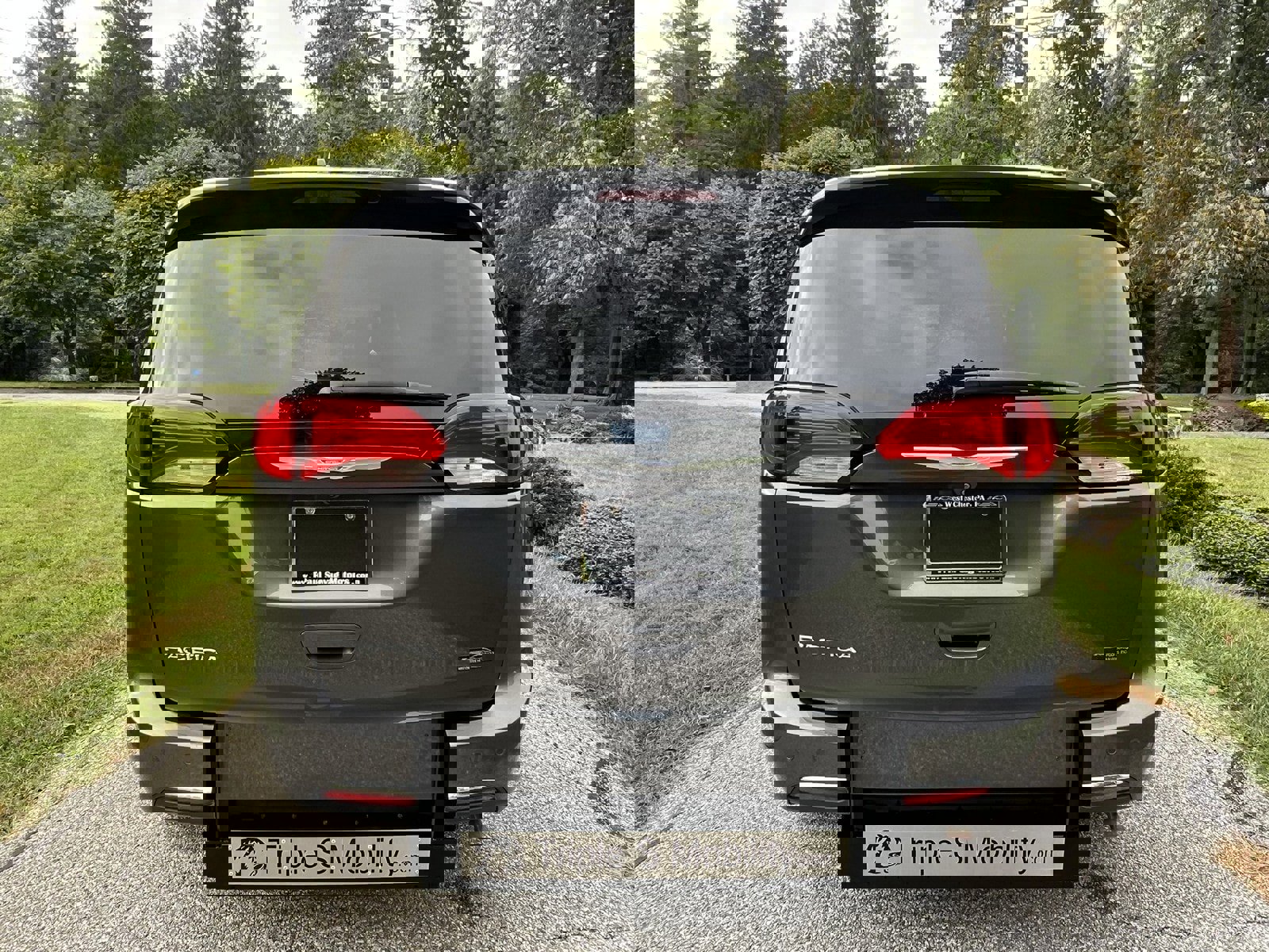 Used 2017 Chrysler Pacifica Touring-L w/ Tire & Wheel Group image 9