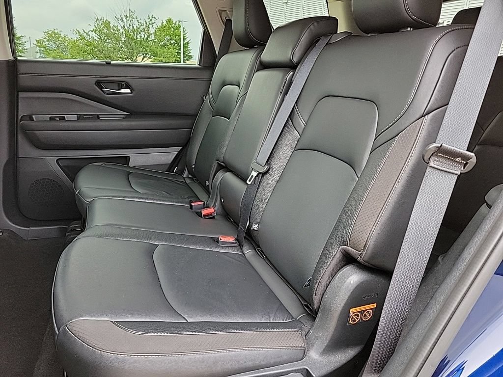 Used 2025 Nissan Pathfinder SL AWD/4WD image 17