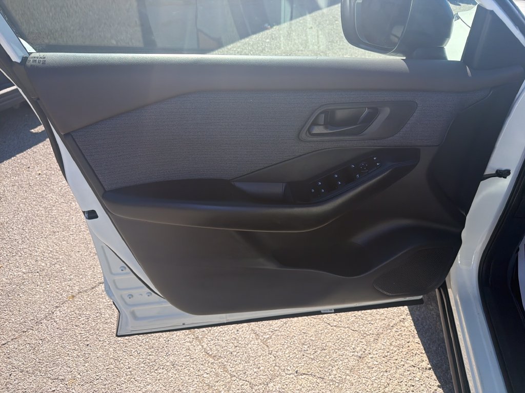 Used 2023 Nissan Rogue S FWD image 12