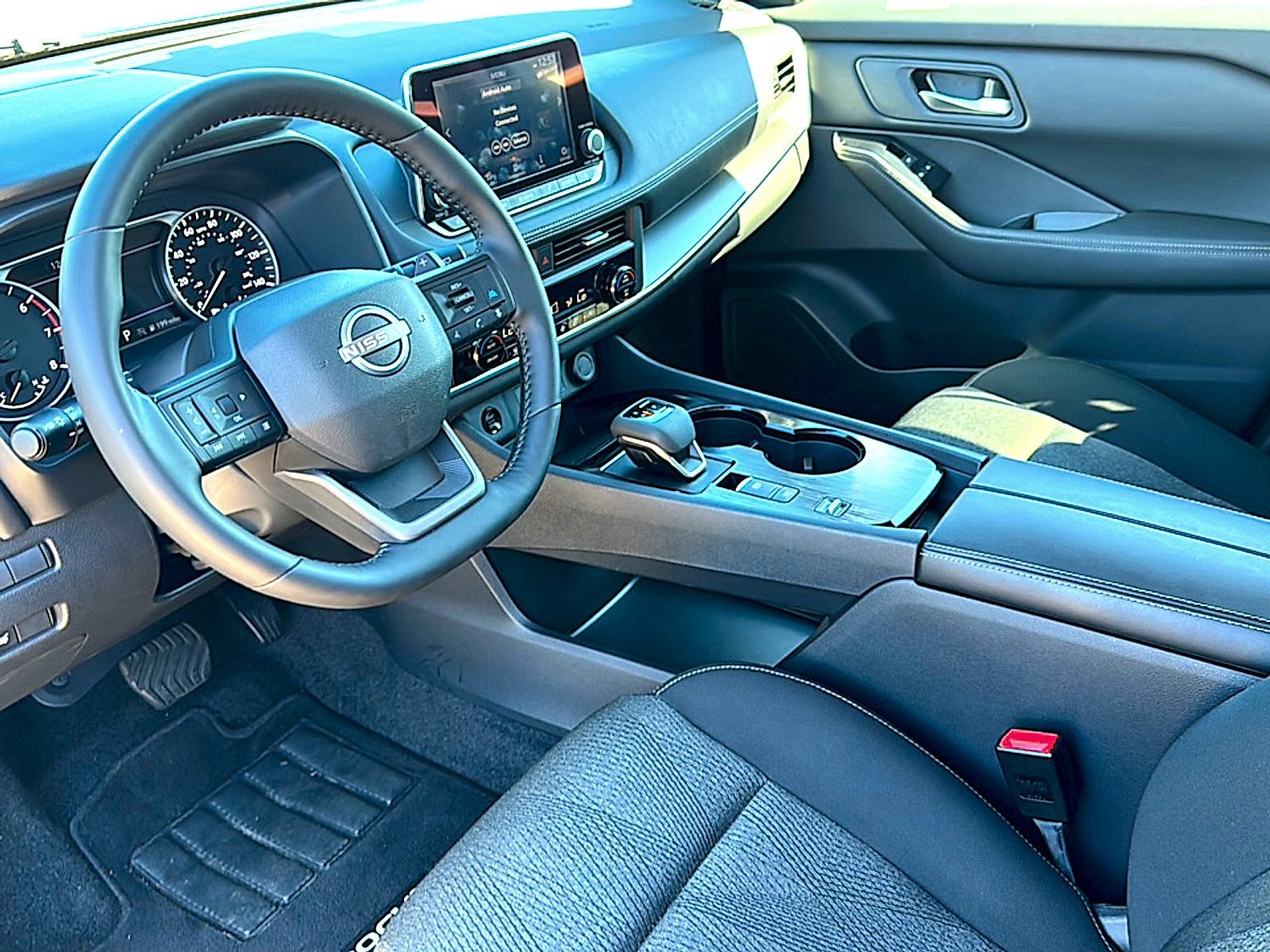 Used 2025 Nissan Rogue SV image 12