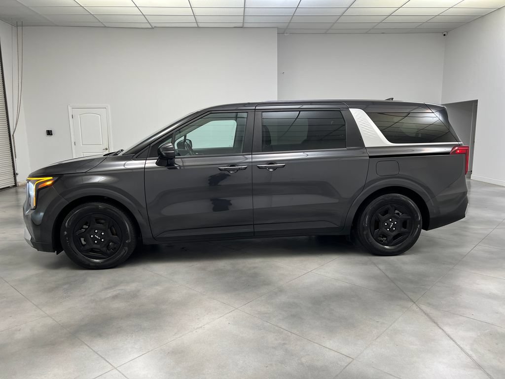 Used 2025 Kia Carnival FWD image 5
