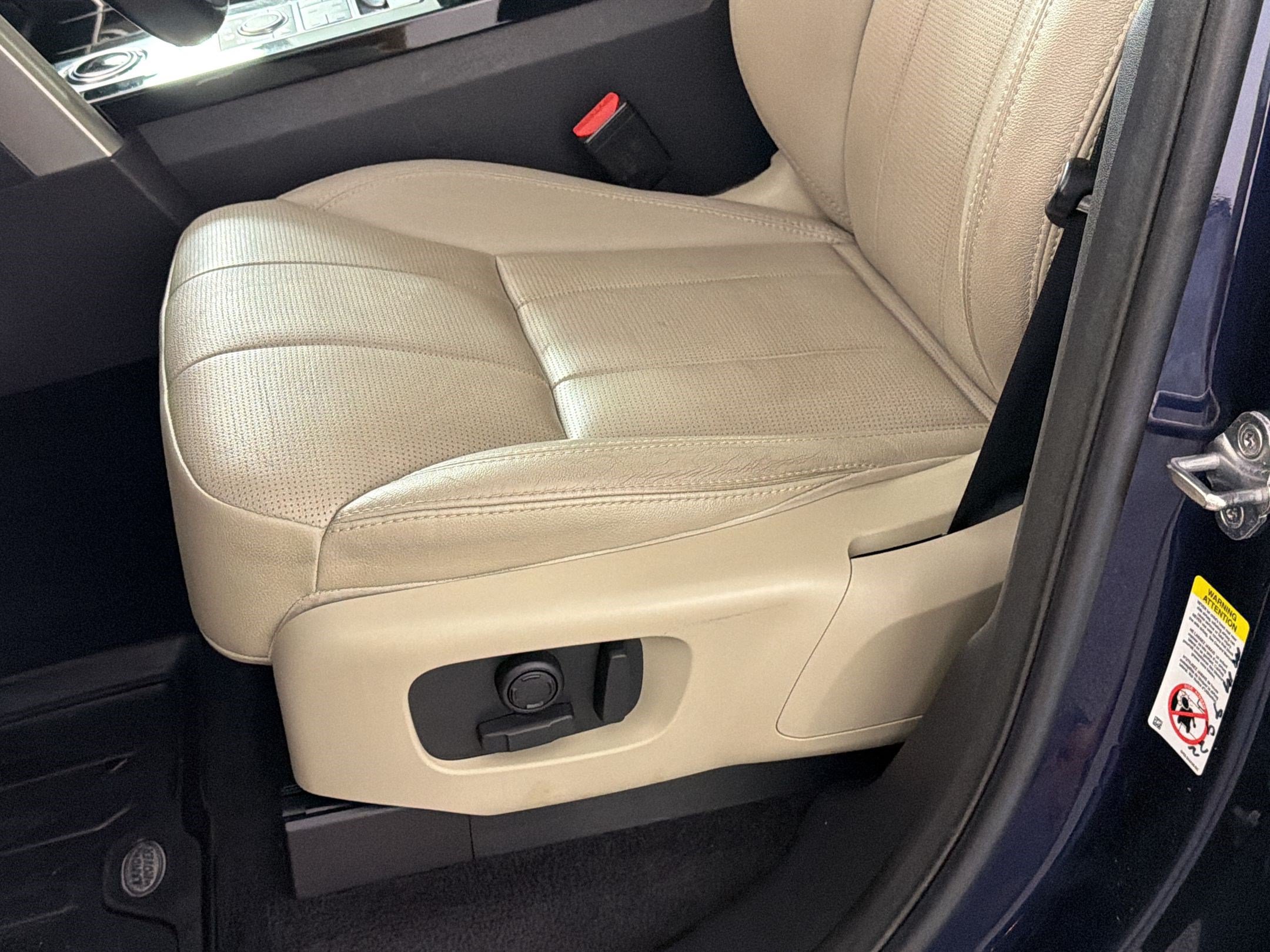 Used 2018 Land Rover Discovery HSE AWD/4WD image 14