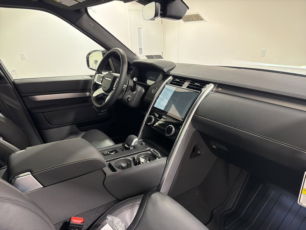New 2026 Land Rover Discovery Dynamic SE image 23